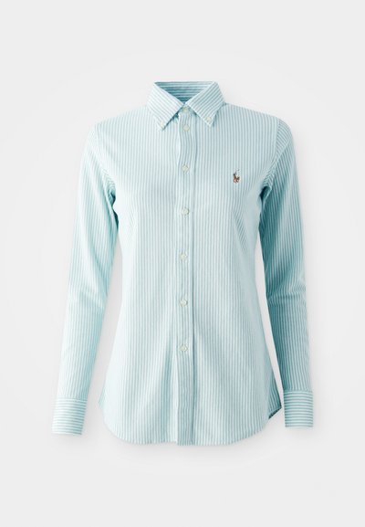 Camicia azzurra a righe con bottoni e maniche lunghe, dotata di colletto e un piccolo logo ricamato sul lato sinistro del petto.