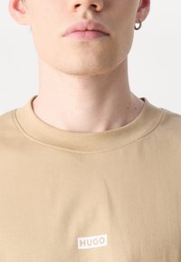 HUGO NALONO - Print T-shirt - beige nine