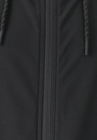 Svart zip-up hoodie med en slät tygtextur, två dragsnören och en central dragkedja. Enkelt design utan synliga mönster eller accenter.