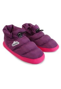 Zapatillas moradas acolchadas con suela de goma rosa. Cuenta con cierre de cordón y logo en el lateral. Textura suave, diseño de punta redondeada.