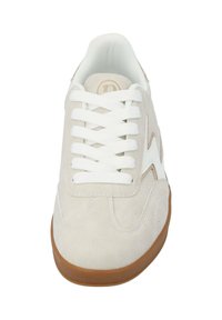 Hellbeige Wildleder-Sneaker mit weißen Schnürsenkeln, Gummisohle und braunem Logo-Akzent auf der Zunge; hat ein glattes, strukturiertes Obermaterial.