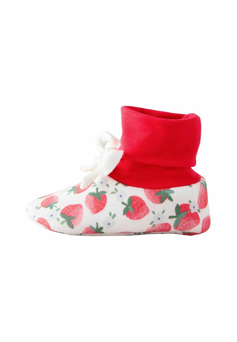 Chausson en coton avec bord-côte rouge et base blanche, orné d'un motif fraise. Lacets attachés à l'avant, texture douce, bout arrondi.