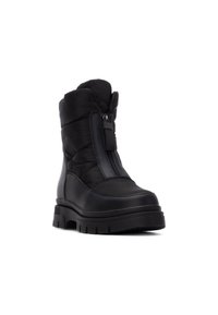 Stivale invernale nero con parte superiore imbottita e chiusura con zip, suola in gomma testurizzata e design robusto con punta arrotondata.