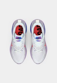 Scarpe sportive bianche con tomaia in rete, dettagli viola e una soletta rossa con la parola "RUN." Evidenti accenti rosa e blu.