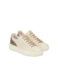 Sneakers con lacci in pelle beige chiaro con accenti laterali testurizzati, lacci in oro rosa e una spessa suola bianca. Design elegante ma funzionale.