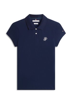 Tamsiai mėlynas trumpomis rankovėmis polo marškinėlis su dviem baltais mygtukais, mažas baltas siuvinėtas logotipas kairėje krūtinės pusėje ir mažytis vėliavos detalė kairėje rankovėje.