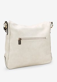 Borsa a spalla in similpelle beige con forma arrotondata, hardware dorato e tasca con zip sul retro. Dettagli di cucitura nera a contrasto.