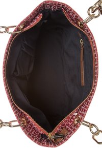 Sac à main à motif rouge avec des anses en chaîne dorée, fermeture éclair en haut révélant un intérieur en tissu noir avec une petite poche zippée et des poches ouvertes sur les côtés.