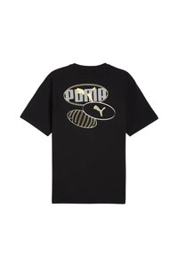 Camiseta negra de algodón con un diseño gráfico en la parte de atrás que presenta múltiples formas ovaladas y un logo en colores metálicos.