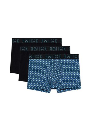 Drie paar herenboxers: één zwart, één effen zwart en één blauw met een cirkelpatroon. Allemaal hebben ze een zwarte tailleband met tealkleurige merkopdruk.