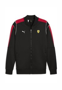 Sort lynlåsjakke med røde detaljer, hvid syning og Puma-logo; har Ferrari-våbenskjold på brystet og to sidelommer.