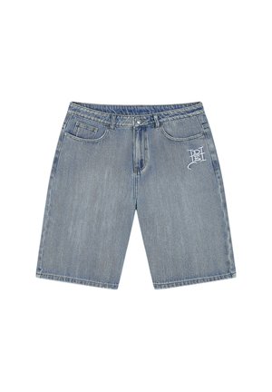 Pantalones cortos de denim azul claro con bolsillos delanteros, trabillas para cinturón, bragueta de botones y logo blanco bordado en el muslo derecho.