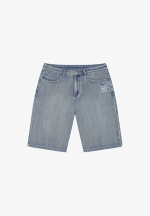 Světle modré džínové šortky s předními kapsami, poutky na opasek, zapínáním na knoflíky a bílým vyšívaným logem na pravém stehně.