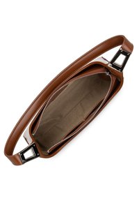 Borsa a mano in pelle marrone con apertura superiore, texture liscia e chiusura con zip. Caratterizzata da un accento in metallo argentato rettangolare e un interno beige.