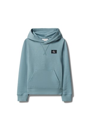 Jasnoniebieska bluza z kapturem, kieszenią kangurką z przodu i małą czarną naszywką z logo Calvin Klein na piersi.