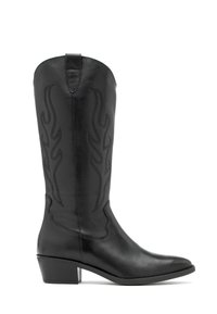Botas de vaquero de cuero negro con detalles de bordado de llamas, puntera afilada y tacón apilado. Textura suave y diseño hasta la rodilla.