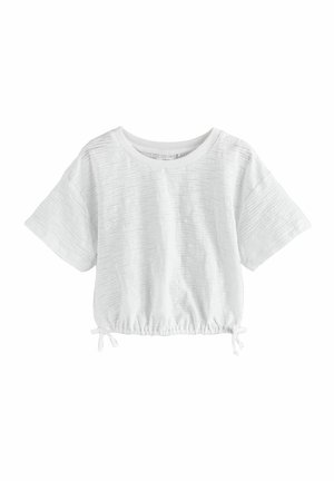 Camiseta blanca recortada con mangas cortas, tela texturizada, escote redondo y cordón ajustable en el dobladillo para un ajuste personalizable.