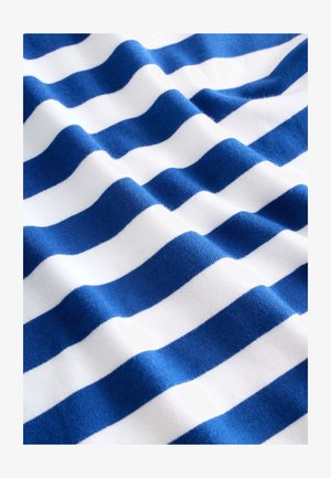 Sinise ja valge triibuline kangas, millel on pehme ja tekstureeritud pind ning ühtlaselt paiknevad horisontaalsed triibud puuvillasegus.