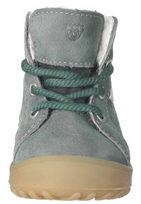 Stivaletto in pelle grigio con lacci verde, suola in gomma e fodera bianca. Presenta dettagli di cucitura e logo sulla linguetta.