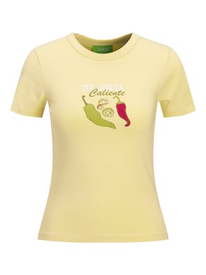 Lys gul kortermet T-skjorte med grønne og røde chilipepper og teksten «Me gusta Caliente» på brystet.