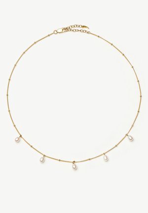 Jemný zlatý náhrdelník s malými rovnomerne rozmiestnenými korálkami a piatimi visiaci bielymi perlami, zabezpečený karabínkovým zapínaním a predlžovacím reťazcom.