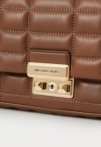 MICHAEL Michael Kors TRIBECA CHAIN - Rankinė - dark caramel