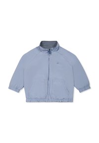 Giacca leggera di colore azzurro, con colletto alto, chiusura con zip, polsini elasticizzati e due tasche frontali. Materiale liscio con una leggera lucentezza.