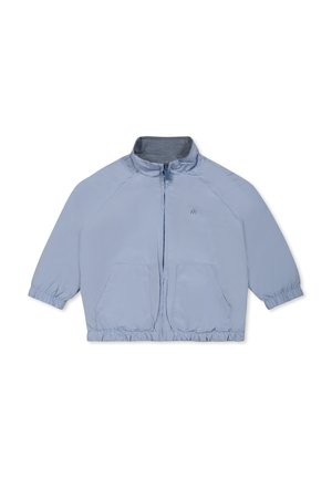 Giacca leggera di colore azzurro, con colletto alto, chiusura con zip, polsini elasticizzati e due tasche frontali. Materiale liscio con una leggera lucentezza.