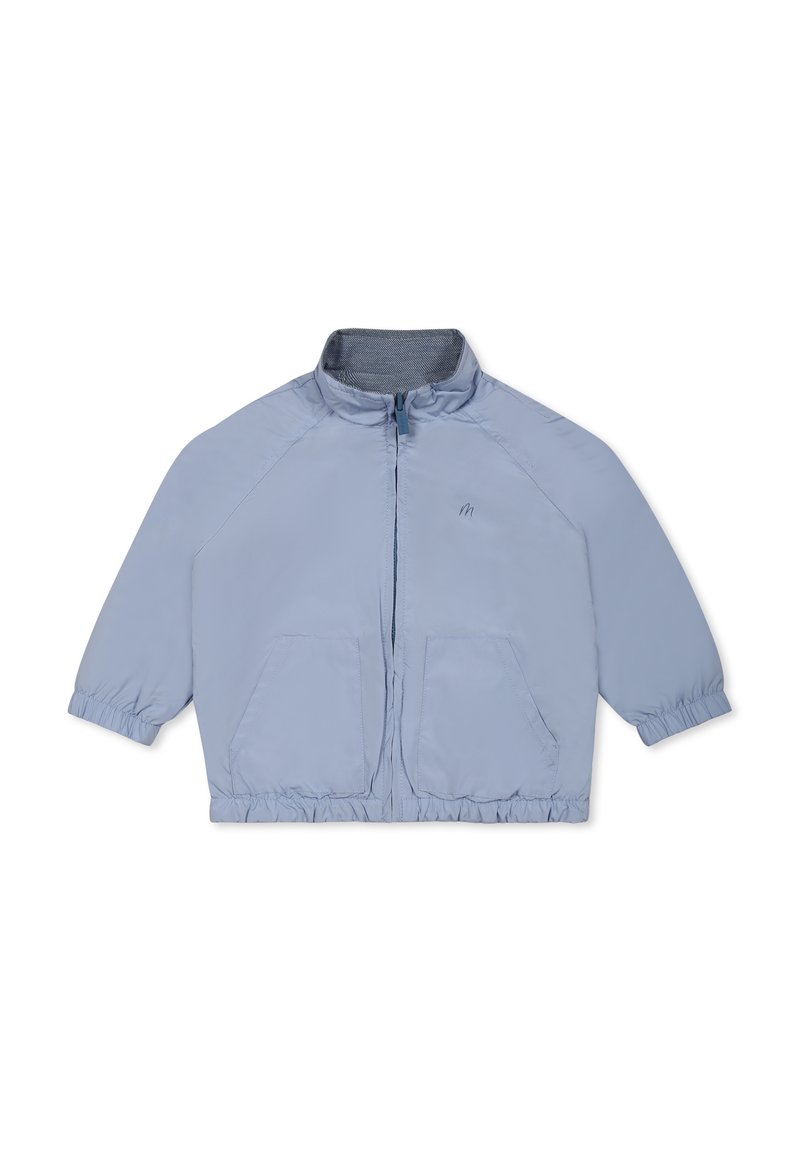 Giacca leggera di colore azzurro, con colletto alto, chiusura con zip, polsini elasticizzati e due tasche frontali. Materiale liscio con una leggera lucentezza.