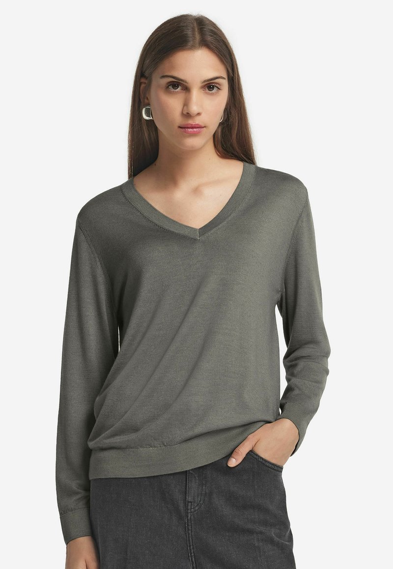 Grauer V-Ausschnitt-Pullover mit langen Ärmeln, hergestellt aus weichem Stoff. Hat eine lockere Passform und gerippte Bündchen sowie einen gerippten Saum für zusätzliche Textur.