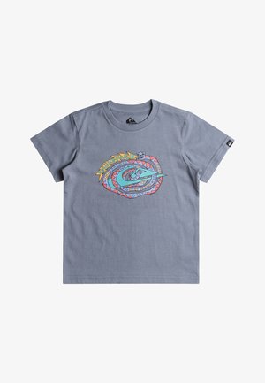 Grå kortærmet t-shirt med farverigt Quiksilver-logo med abstrakte geometriske mønstre og et spiraldesign på frontens midte.