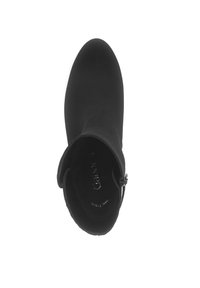 Bottine noire avec une texture lisse et matte et un bout arrondi. Accent de zip sur le côté, design minimal et doublure intérieure cousue.