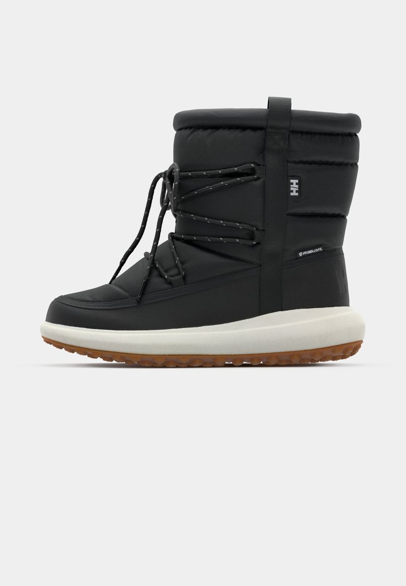 Bota isolada preta com parte superior acolchoada, frente com atacadores e entressola branca. Sola exterior de borracha marrom grossa para tração. Design leve e resistente às intempéries.
