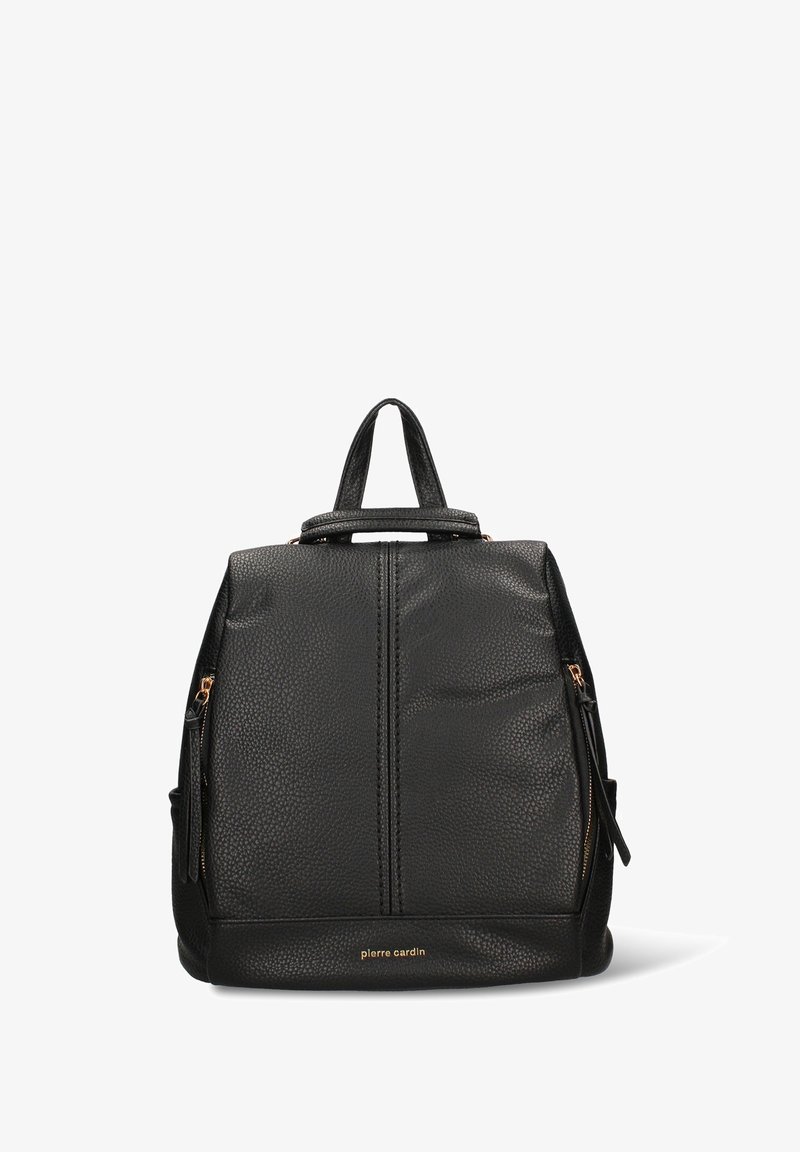 Zwarte rugzak van getextureerd leer met een bovenste handvat, gouden accenten en ritssluitingen aan de zijkanten. Voorzien van een logo aan de onderkant.