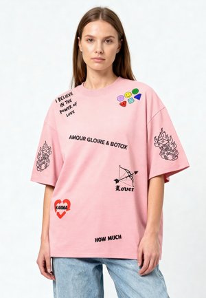 Mira Paris, TATTOO CRUSH OVERSIZED DROPPED SHOULDER TEE 26 UNISEX - T-shirt con stampa - pink