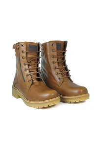 Botas de cuero marrón hasta la mitad de la pantorrilla con cordones en la parte delantera y cremallera lateral; suela de goma, punta redondeada y un sutil detalle de costura.