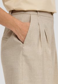 s.Oliver BLACK LABEL AUS GLITZERNDEM - Shorts - beige