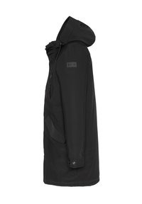Parka impermeable negra con capucha, corte recto, cierre de cremallera, bolsillos frontales y un pequeño parche con logo en el pecho.