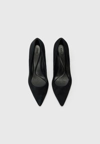 Svarte fløyels høyhælte pumps med spiss tå, glatt innersåle og minimalistisk design. Flat hæl for stabilitet.