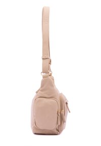 Borsa a mano in pelle beige con una texture liscia, una lunga tracolla e molteplici tasche con zip per lo stoccaggio.