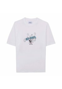 Camiseta de algodón blanca con un estampado gráfico que incluye texto azul y un diseño de personaje. Corte estándar, con cuello redondo y mangas cortas.