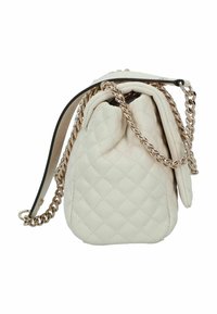 Borsa a tracolla in pelle bianca trapuntata con chiusura a coulisse, dotata di una lunga tracolla in metallo e una texture morbida.