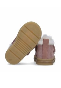 Roze suede enkellaarsjes met witte bontafwerking, vlakke rubberen zool en zijsluiting met klittenband. Glad oppervlak met stikseldetails.