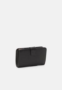 Portefeuille en cuir noir avec surface texturée, de forme rectangulaire et fermeture à rabat. Dispose d'une fermeture éclair dorée sur le côté pour le rangement.