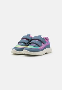 Sneaker multicolori con tessuti blu, rosa e verde, due fasce in velcro nere e una suola in gomma bianca con dettagli testurizzati.