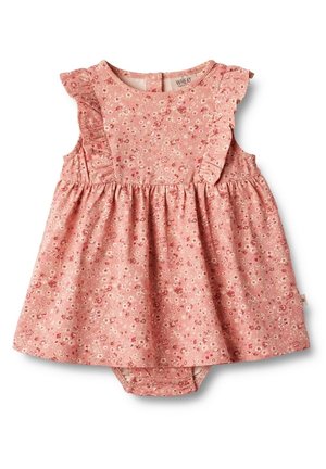 Robe rose sans manches pour bébé avec petit imprimé floral, épaules volantées, taille froncée et fermetures pression au dos et en bas.