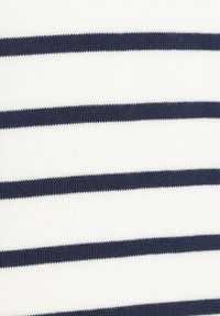 Tissu blanc avec des rayures horizontales bleues marine. La texture semble tricotée, avec des rayures de taille uniforme sur tout le matériau.