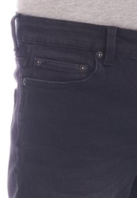 Jean en denim noir avec une coupe droite, des poches avant visibles et des détails en rivets métalliques. La texture semble lisse avec un léger dégradé.