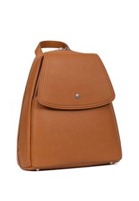 Zaino in pelle marrone chiaro con forma triangolare, chiusura a patta, elementi in metallo argentato e superficie testurizzata. Presenta una maniglia superiore e un design minimalista.