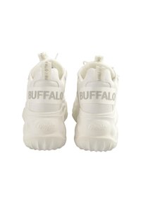Fehér sportcipők vastag talppal, párnázott bokarésszel és saroktabbal. "BUFFALO" felirat világosszürkében a hátsó részen. Sima tapintású.